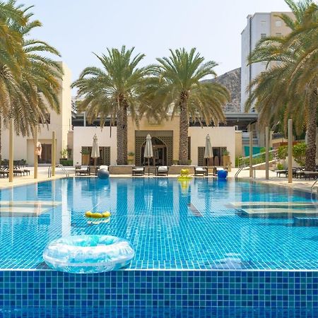 Sheraton Oman Hotel Muscat Luaran gambar The swimming pool at the Jumeirah Beach Hotel