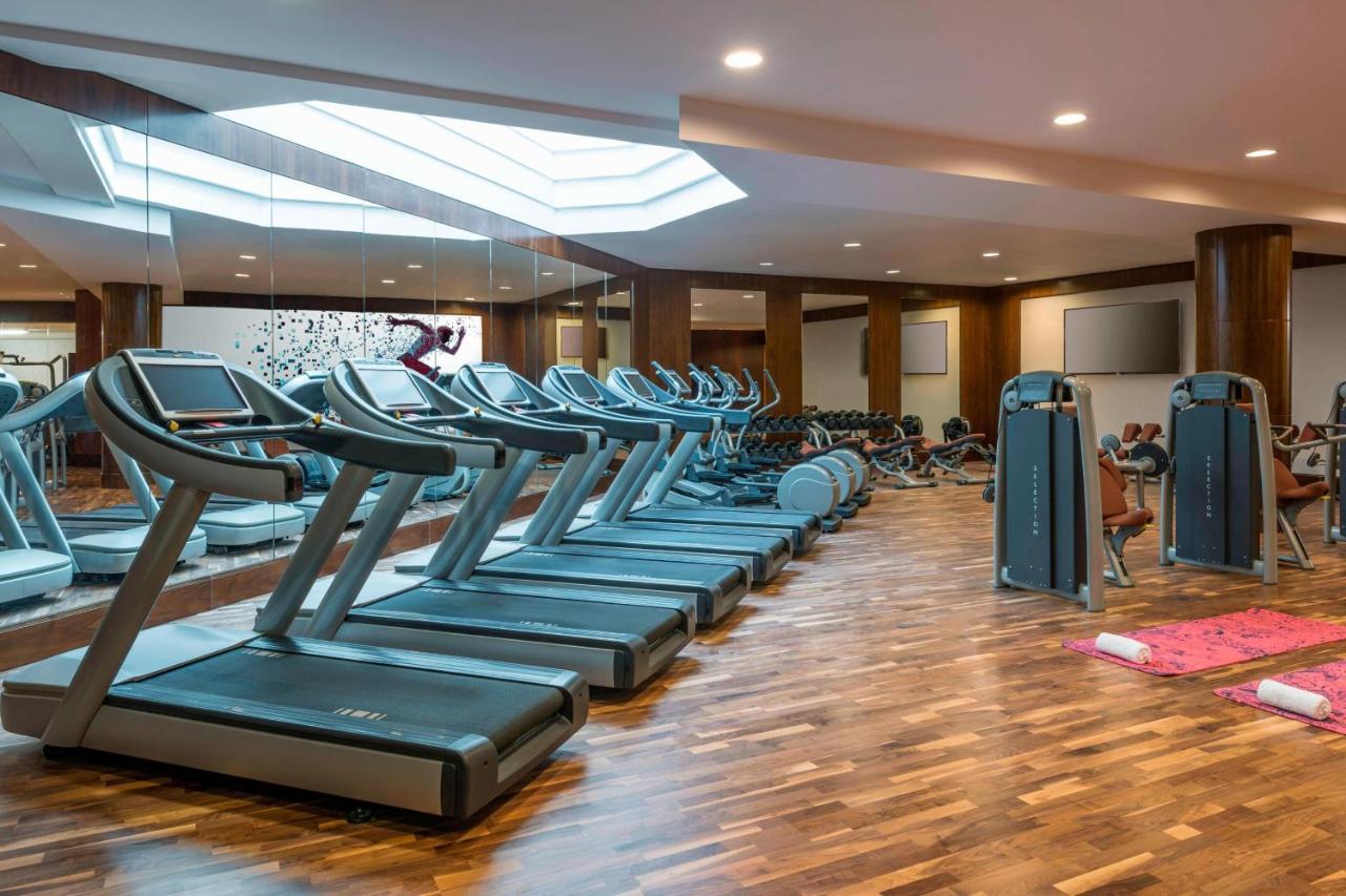 Sheraton Oman Hotel Muscat Luaran gambar The gym at the hotel