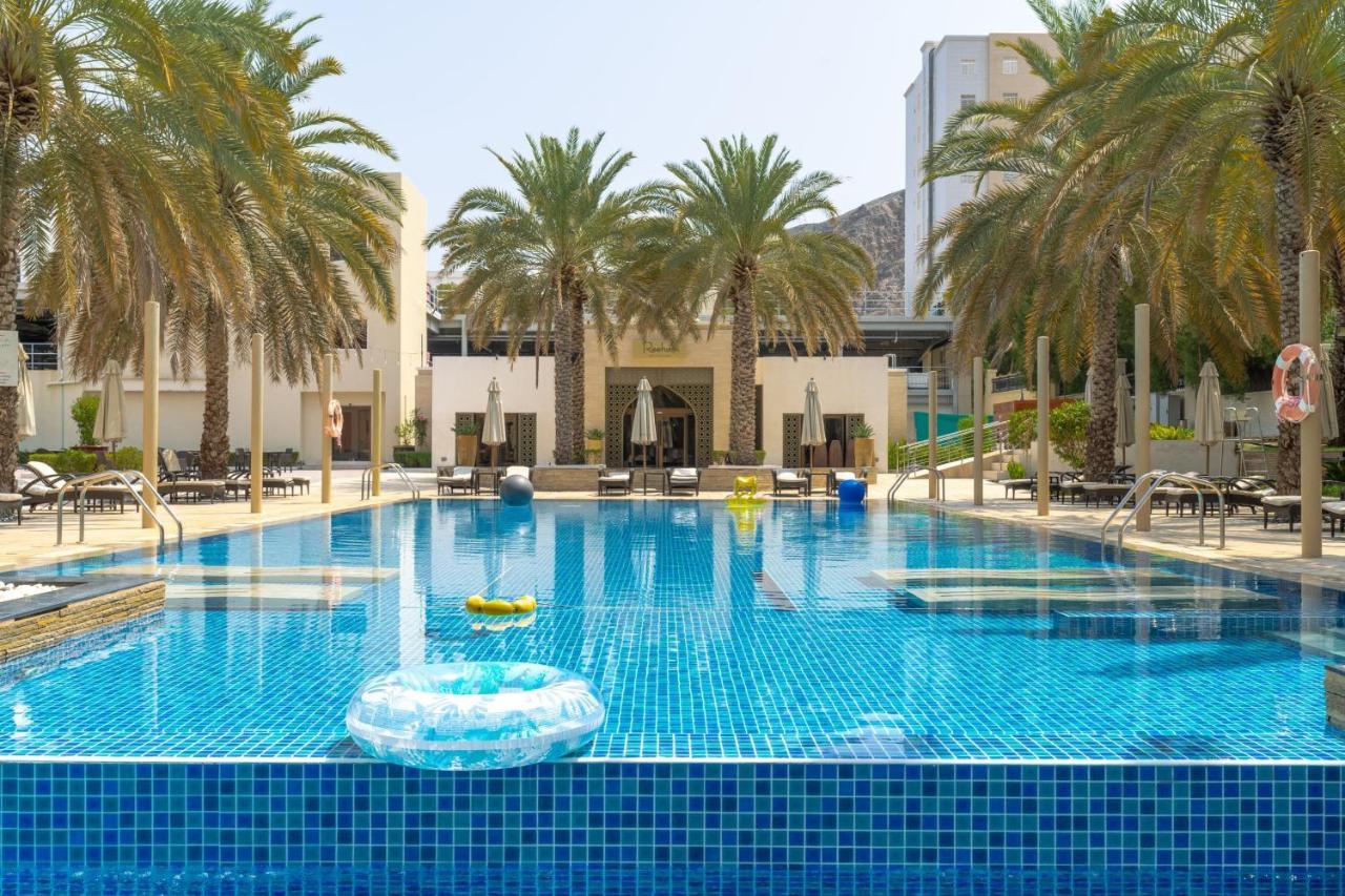 Sheraton Oman Hotel Muscat Luaran gambar The swimming pool at the Jumeirah Beach Hotel
