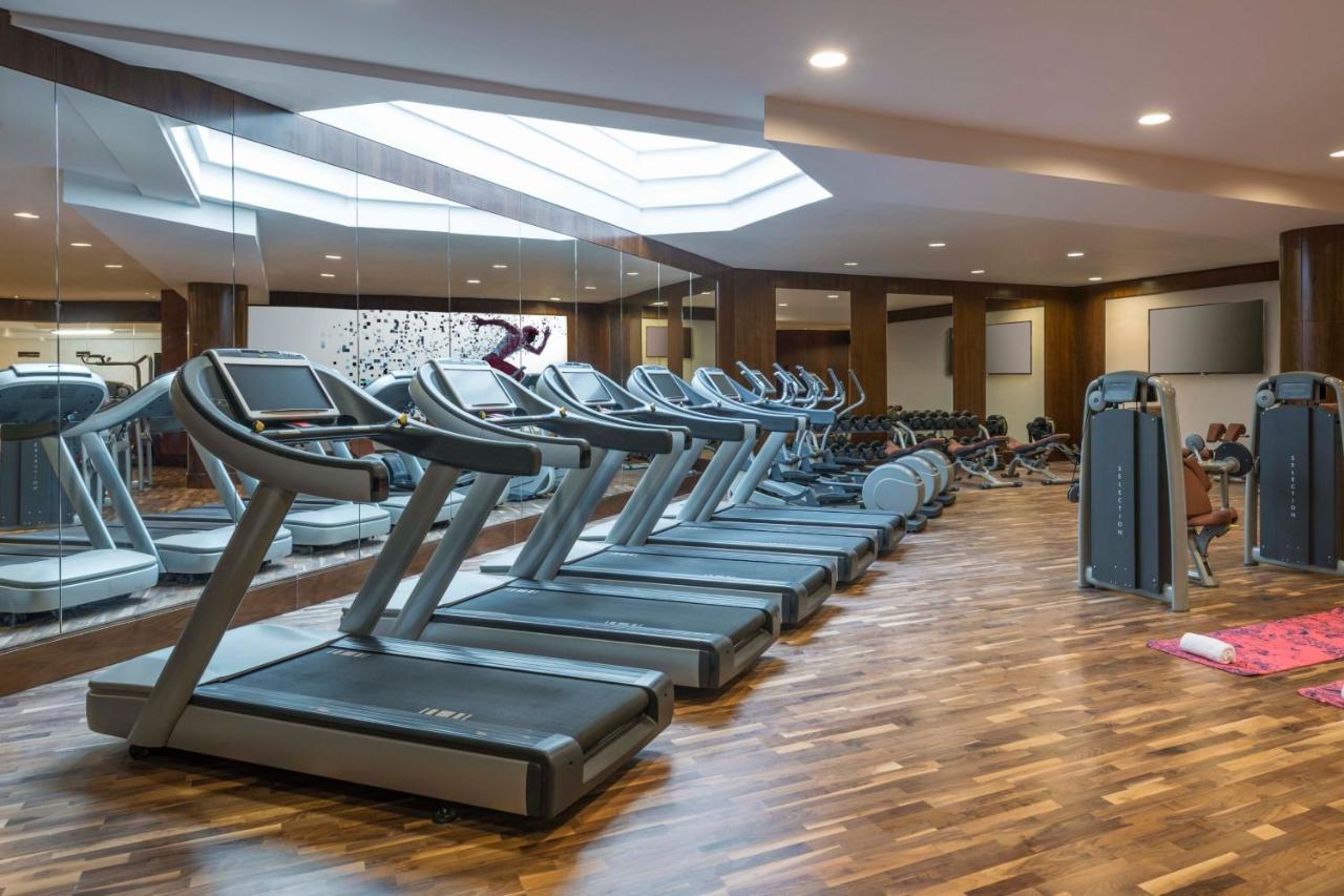 Sheraton Oman Hotel Muscat Luaran gambar A row of treadmills