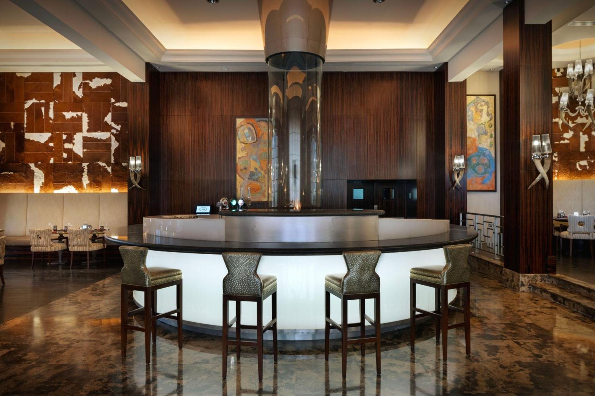 Sheraton Oman Hotel Muscat Luaran gambar The bar at the lobby