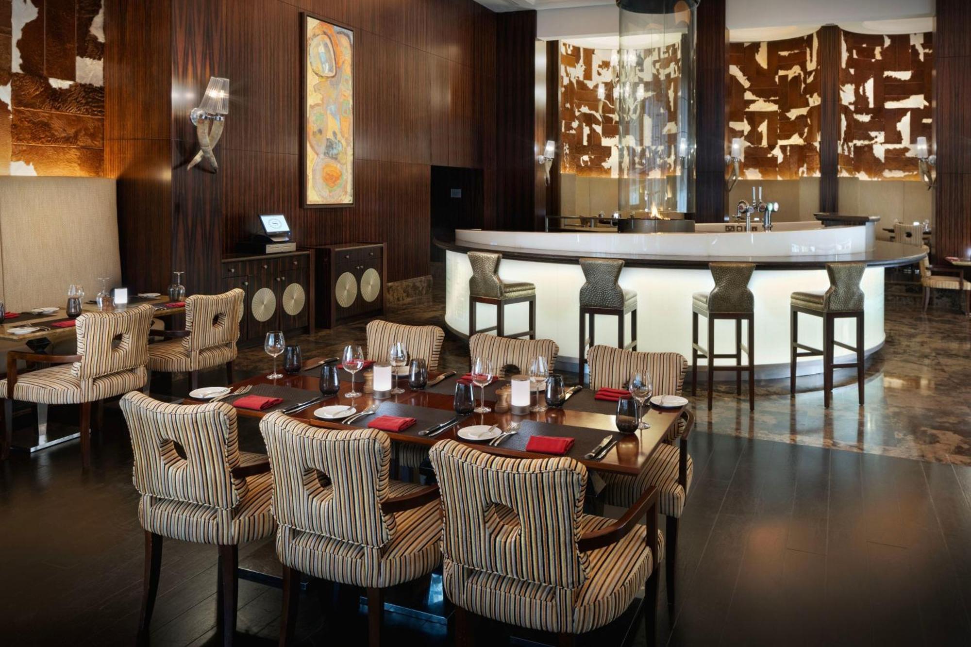 Sheraton Oman Hotel Muscat Luaran gambar The interior of the restaurant