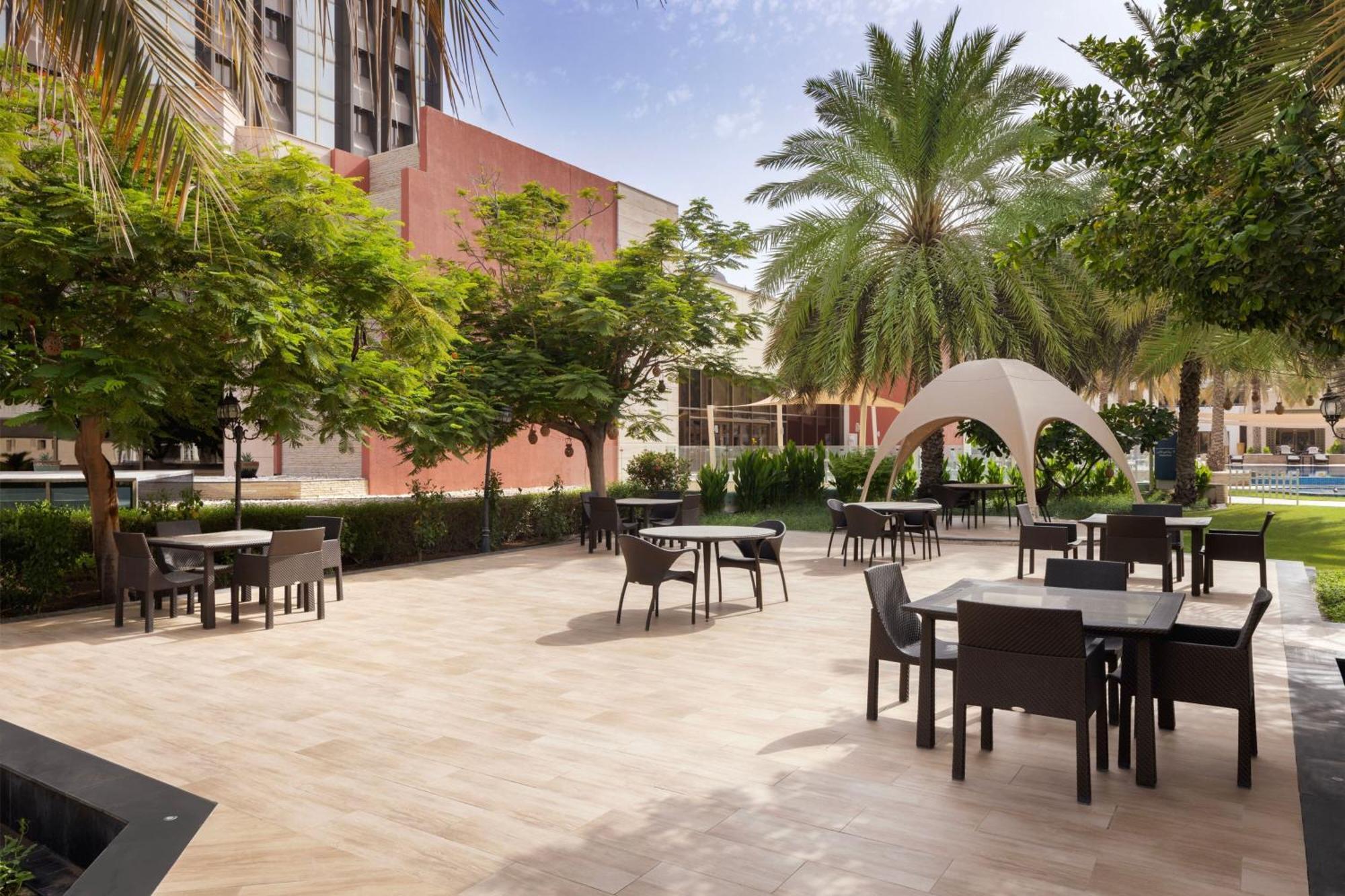 Sheraton Oman Hotel Muscat Luaran gambar The courtyard at the hotel