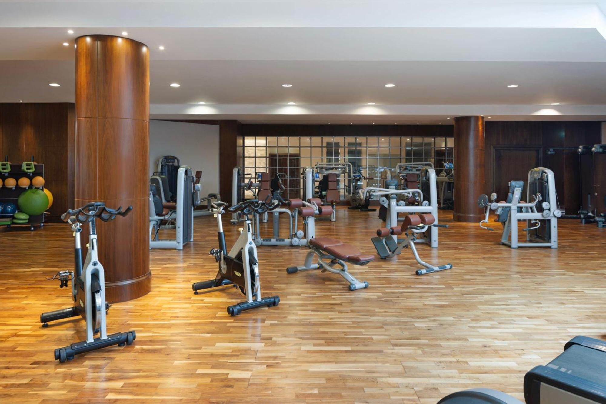 Sheraton Oman Hotel Muscat Luaran gambar The gym at the InterContinental London Park Lane
