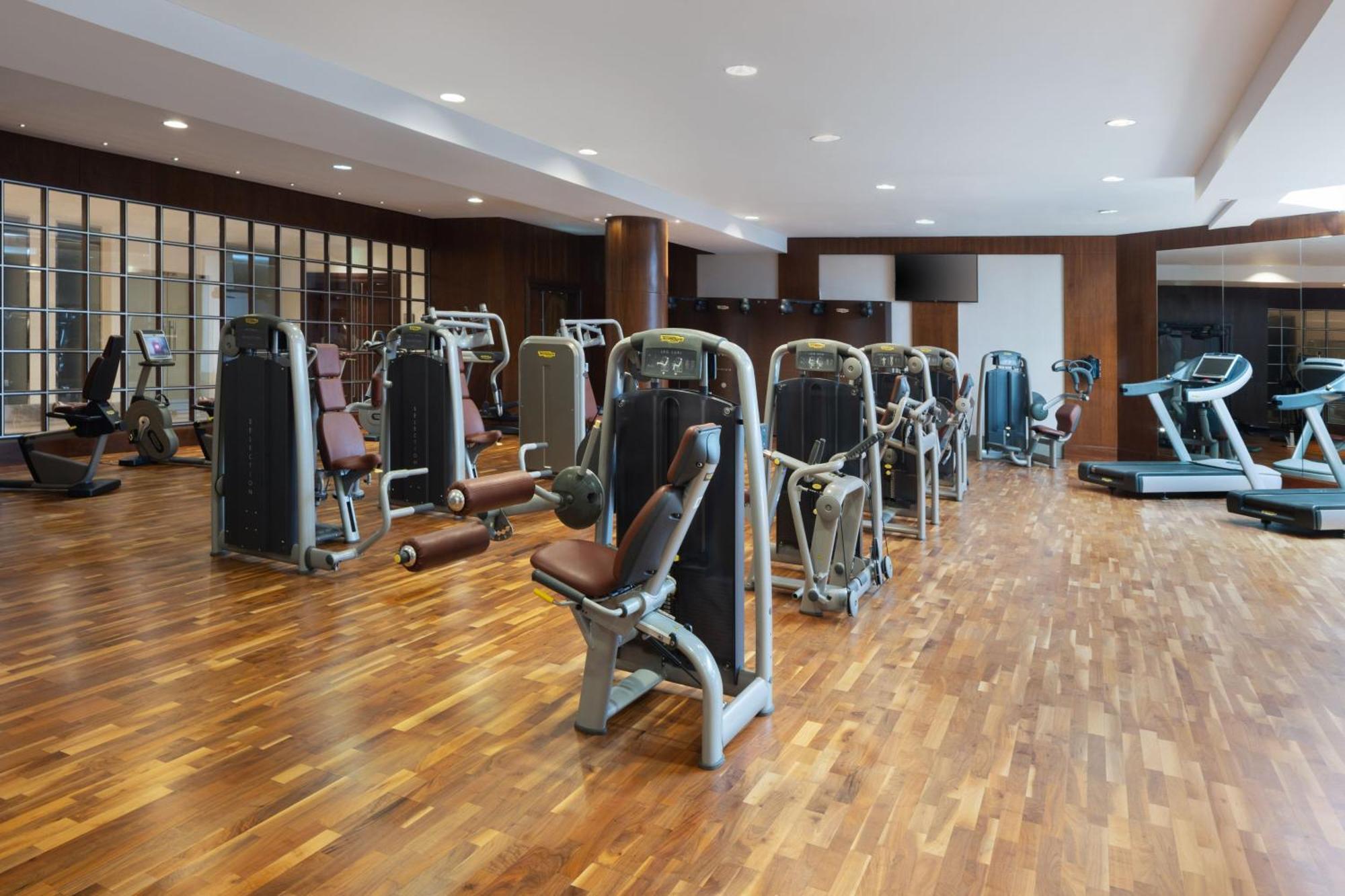 Sheraton Oman Hotel Muscat Luaran gambar The gym at the hotel