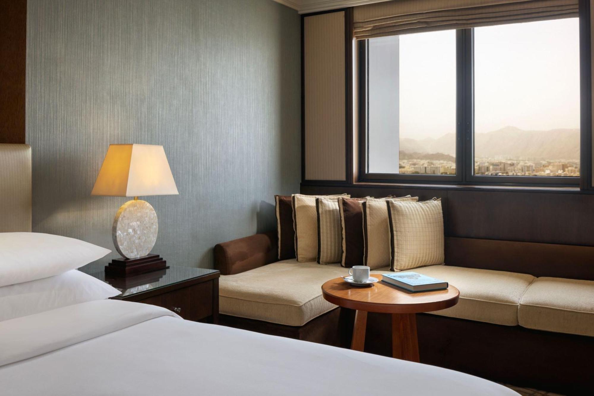 Sheraton Oman Hotel Muscat Luaran gambar A room at the hotel