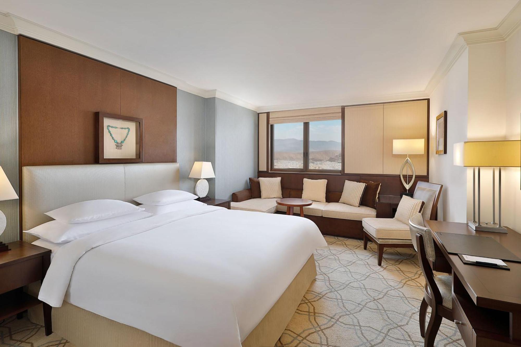 Sheraton Oman Hotel Muscat Luaran gambar A guest room at the hotel