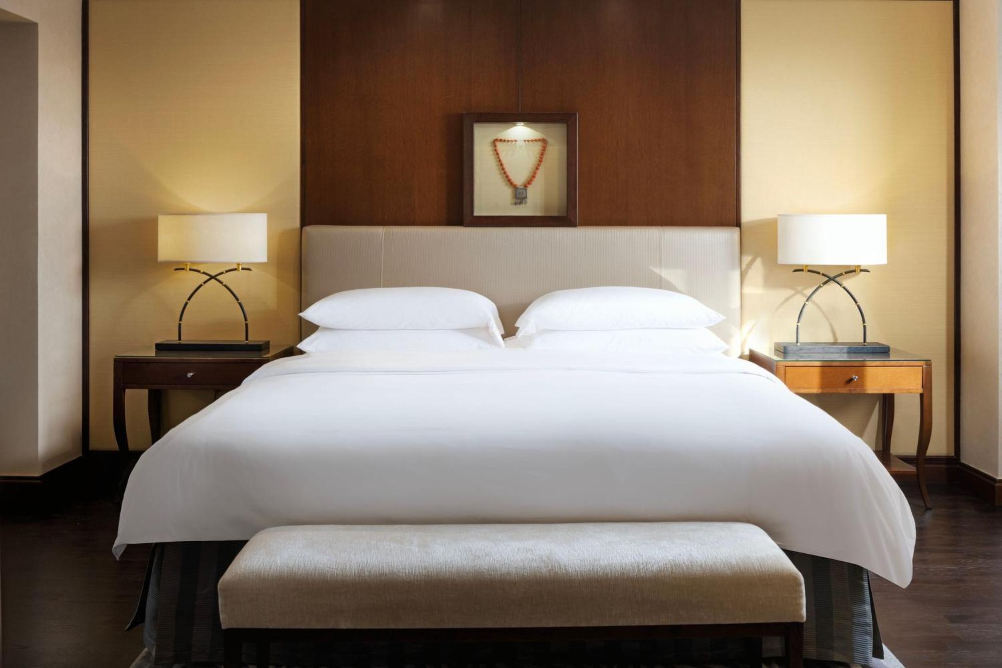Sheraton Oman Hotel Muscat Luaran gambar A bedroom at the Four Seasons Hotel, New York