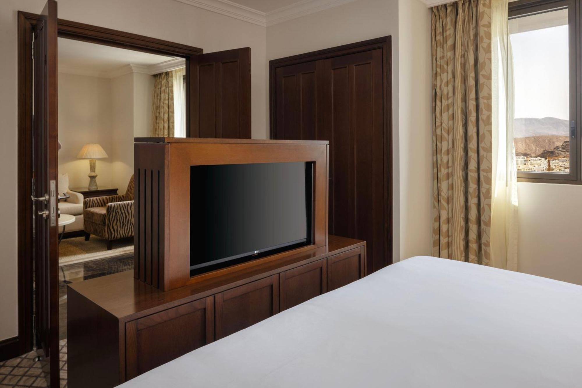 Sheraton Oman Hotel Muscat Luaran gambar A television in a hotel room