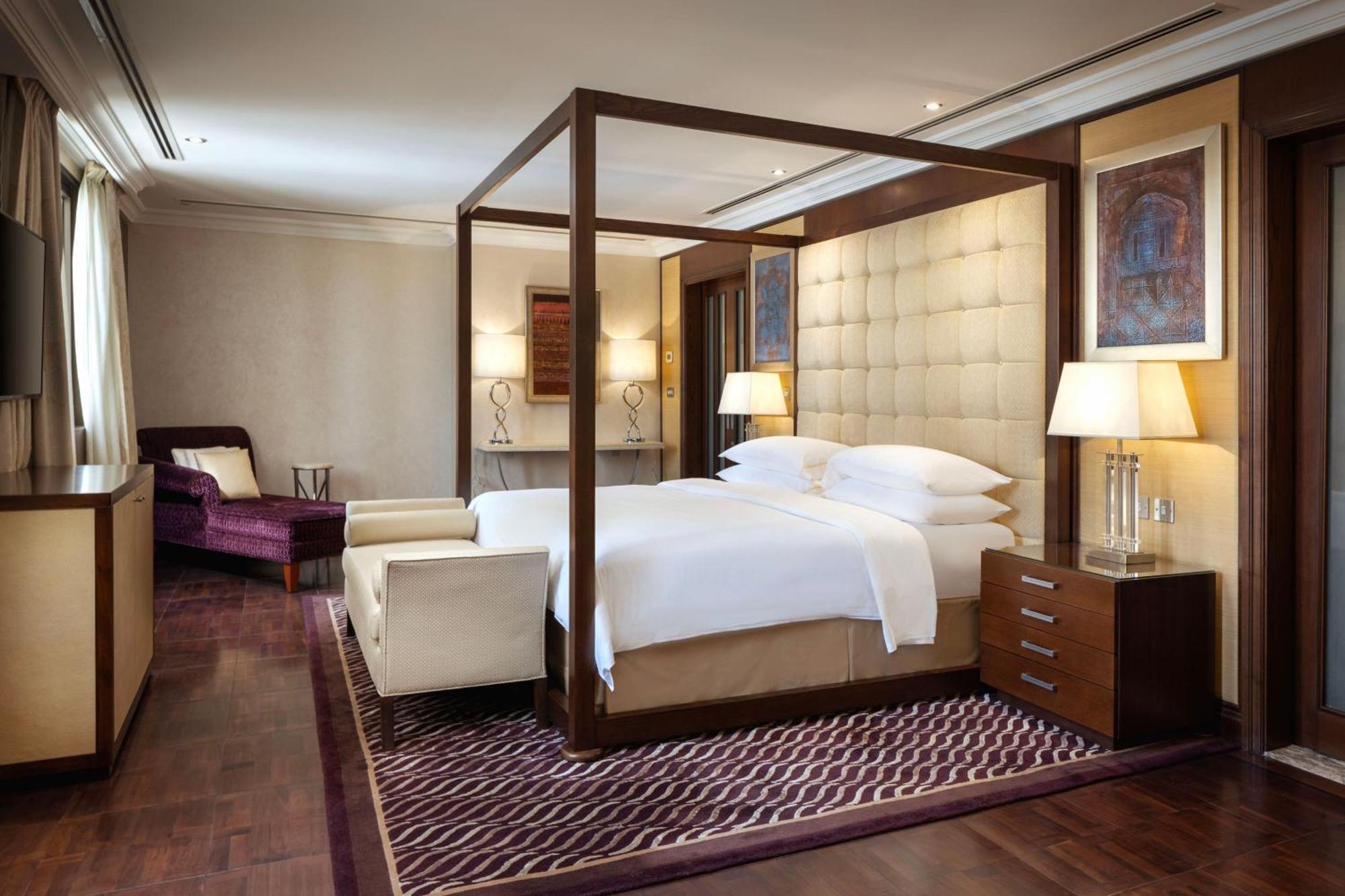 Sheraton Oman Hotel Muscat Luaran gambar A bedroom at the hotel