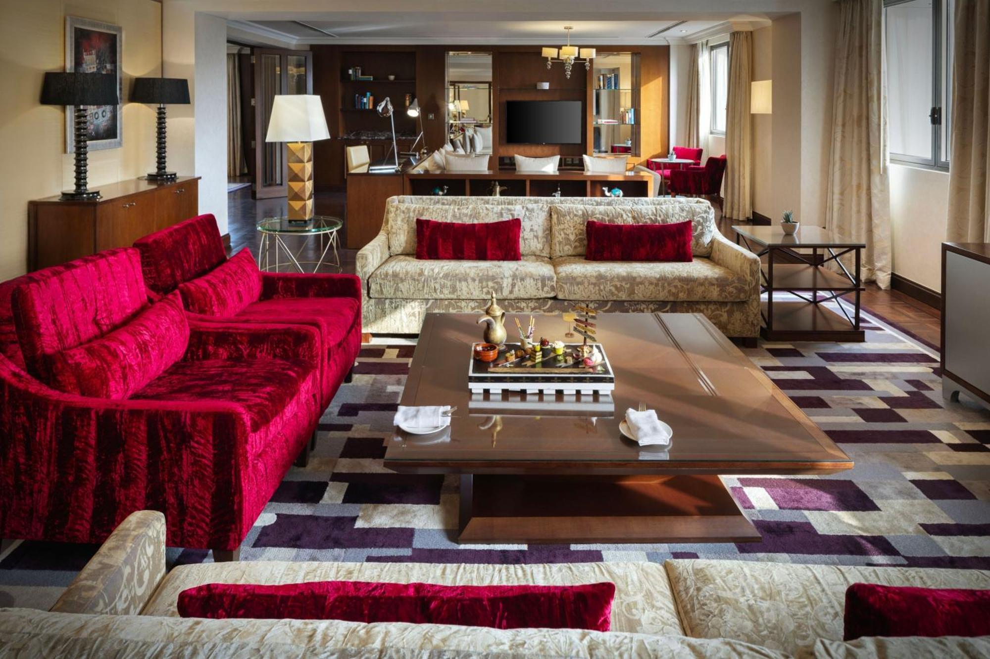 Sheraton Oman Hotel Muscat Luaran gambar The living room of a suite at the Mandarin Oriental, Munich