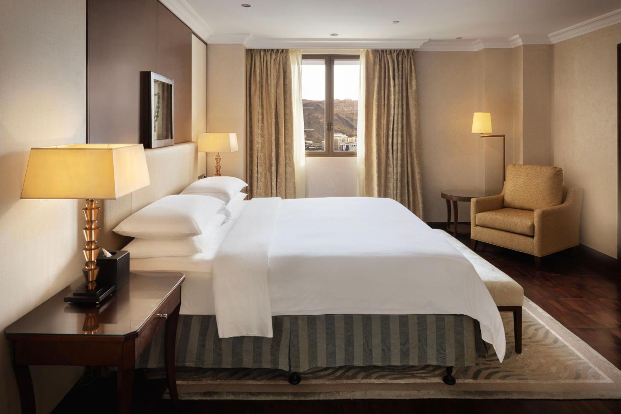 Sheraton Oman Hotel Muscat Luaran gambar A bedroom at the hotel
