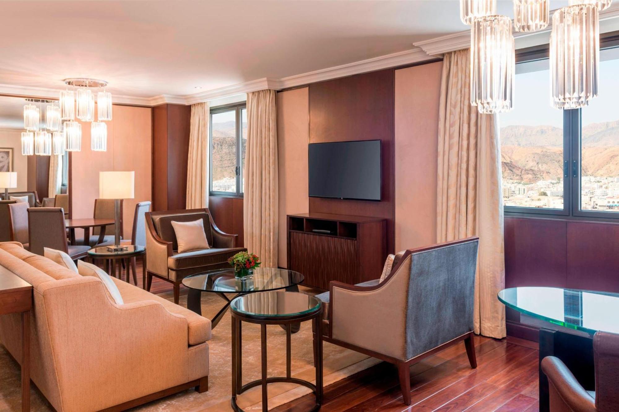 Sheraton Oman Hotel Muscat Luaran gambar A suite at the hotel