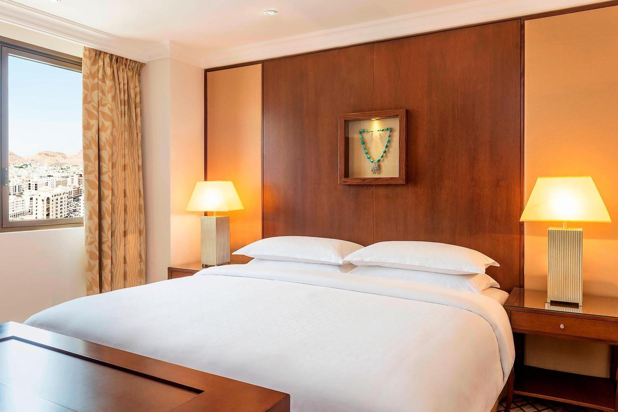 Sheraton Oman Hotel Muscat Luaran gambar A bedroom at the hotel