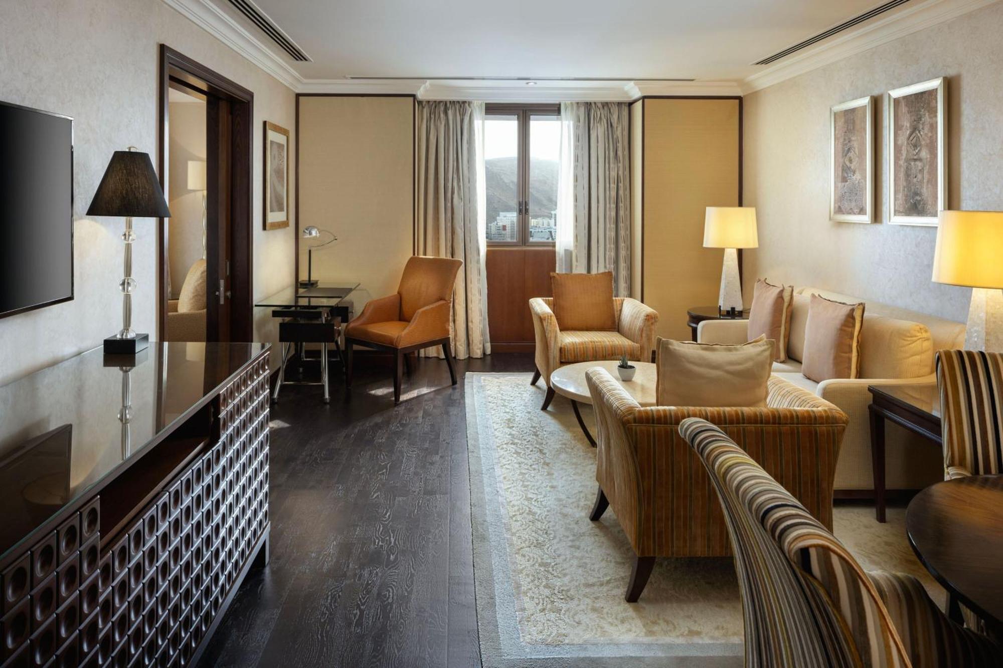 Sheraton Oman Hotel Muscat Luaran gambar The living room of a suite at the Mandarin Oriental, London