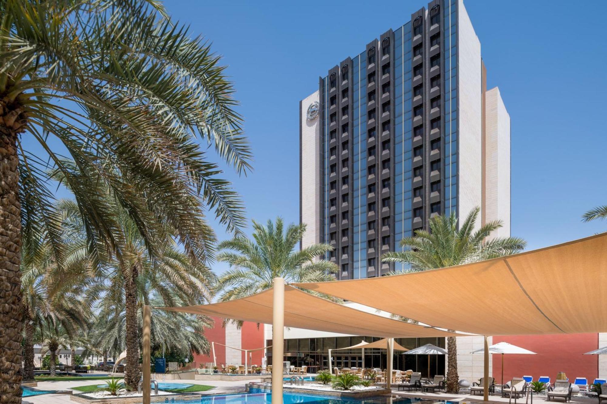 Sheraton Oman Hotel Muscat Luaran gambar The hotel's pool